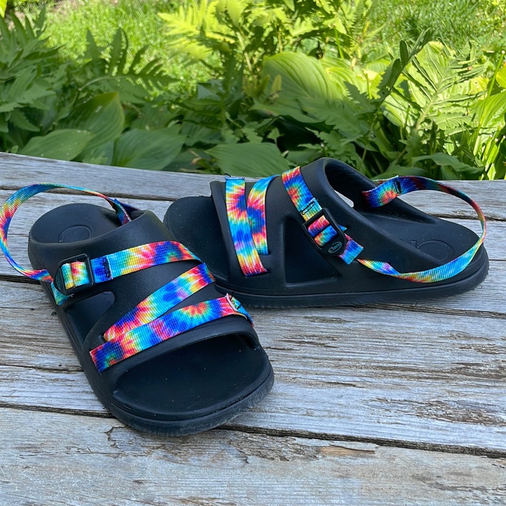 Chaco Chillos sport sandal, big kid size 5, black and rainbow tie dye